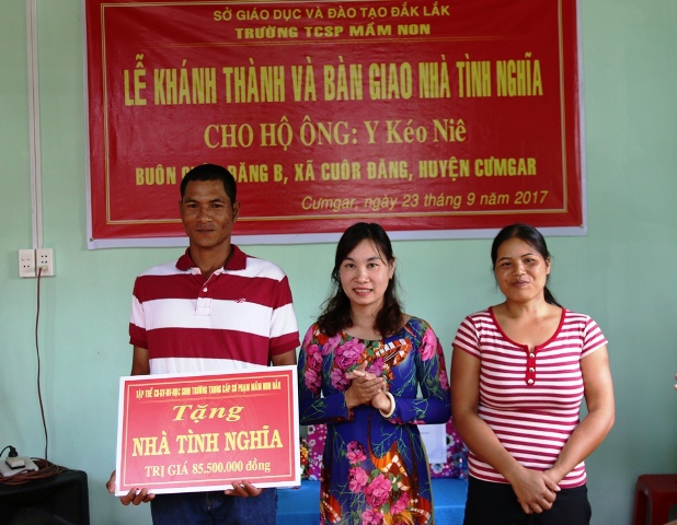 Bàn giao Nhà tình nghĩa cho hộ nghèo