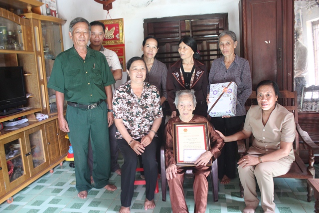 Thăm, tặng quà cho người cao tuổi trên địa bàn huyện Buôn Đôn
