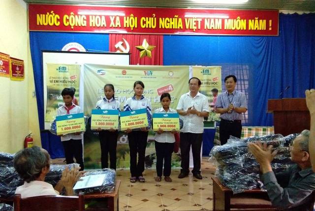 Chi nhánh Viettel Lắk trao 80 suất học bổng “vì em hiếu học” cho các em học sinh nghèo trên địa bàn huyện
