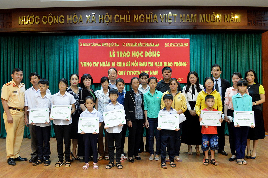 Quỹ Toyota Việt Nam trao tặng hơn 400 triệu đồng cho con các nạn nhân tai nạn giao thông