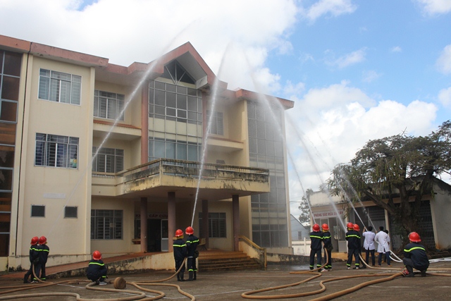 Diễn tập phương án chữa cháy – CNCH tại Bệnh viện đa khoa huyện Ea H’leo