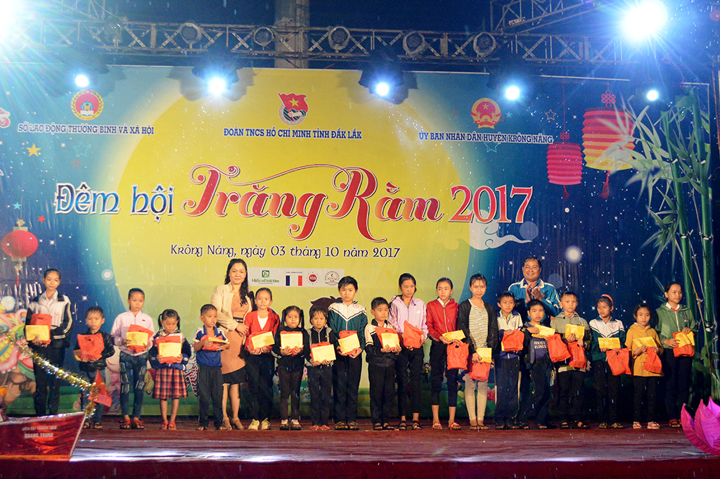 Đêm hội trăng rằm cho gần 1.500 thiếu nhi huyện Krông Năng