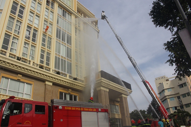 Diễn tập phương án chữa cháy- cứu nạn cứu hộ tại Công ty Điện lực Đắk Lắk