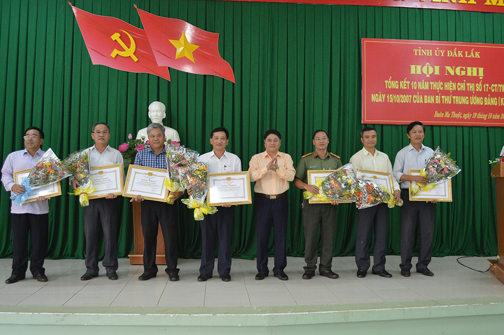 Tỉnh ủy tổng kết 10 năm thực hiện Chỉ thị số 17-CT/TW