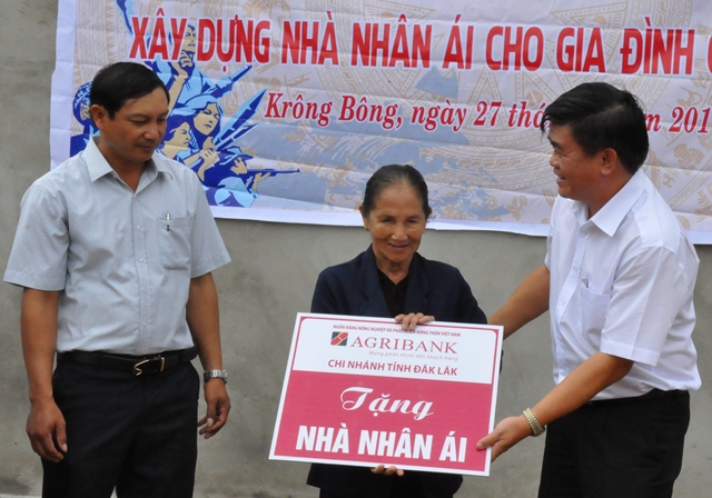 Agribank chi nhánh tỉnh Đắk Lắk dành hơn 1 tỷ đồng xây nhà tình nghĩa cho người nghèo.