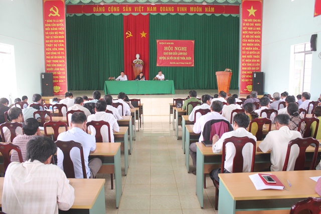 Hội nghị giao ban giữa lãnh đạo huyện, xã với chi bộ thôn, buôn