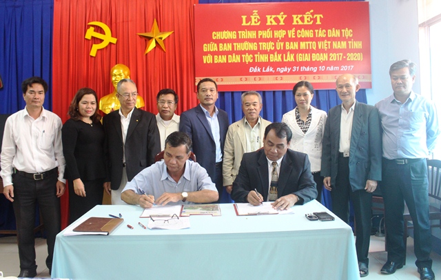 Ký kết Chương trình phối hợp về công tác dân tộc giai đoạn 2017-2021