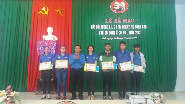 Huyện Lắk bế mạc lớp bồi dưỡng lý luận chính trị dành cho cán bộ Đoàn cơ sở năm 2017