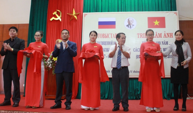 Khai mạc Triển lãm ảnh kỷ niệm 100 năm Cách mạng Tháng Mười Nga