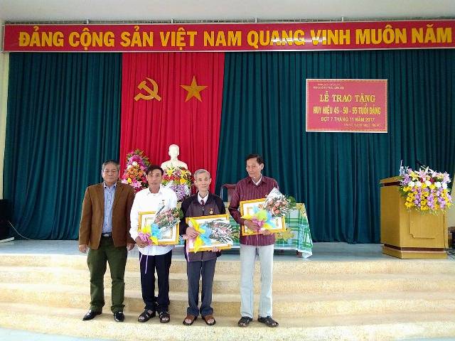 Đảng uỷ thị trấn Liên Sơn trao huy hiệu Đảng đợt 7/11/2017