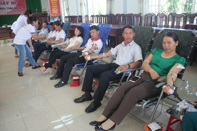 Gần 300 tình nguyện viên tham gia hiến máu nhân đạo đợt 2 năm 2017