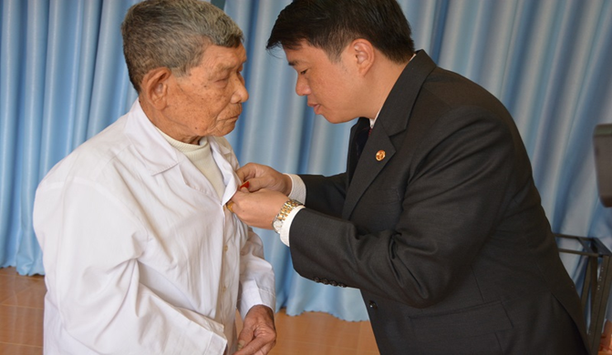 Thành ủy Buôn Ma Thuột, trao Huy hiệu Đảng cho 53 đảng viên nhân kỷ niệm 100 năm Cách mạng Tháng Mười Nga thành công