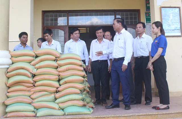 Bí thư Tỉnh ủy thăm các gia đình bị thiệt hại do bão số 12 tại huyện Krông Bông