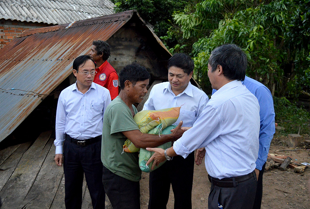 Thường trực Tỉnh ủy thăm, tặng quà đồng bào tại huyện M’ Đrắk bị thiệt hại do bão số 12