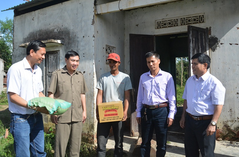 Lãnh đạo tỉnh thăm, tặng quà các hộ dân huyện Ea Kar bị ảnh hưởng của bão số 12.