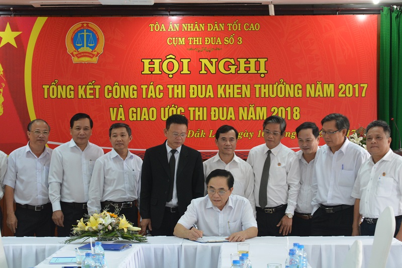 Cụm thi đua số 3, Tòa án Nhân dân tối cao tổng kết công tác thi đua khen thưởng năm 2017 và ký giao ước thi đua năm 2018.
