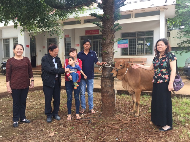 Trao tặng bò giống sinh sản cho 04 hộ gia đình nghèo có trẻ khuyết tật tại xã Ea H'đing