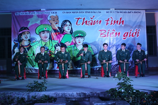 Lưu diễn văn nghệ cho nhân dân khu vực biên giới tỉnh Đắk Lắk