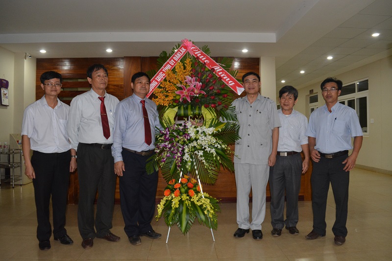 Thường trực Tỉnh ủy thăm, tặng quà Trường Tiểu học, THCS, THPT Hoàng Việt nhân Ngày Nhà giáo Việt Nam 20/11.