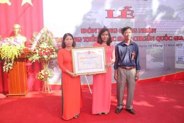 Đón nhận Bằng công nhận trường đạt Chuẩn quốc gia mức độ I