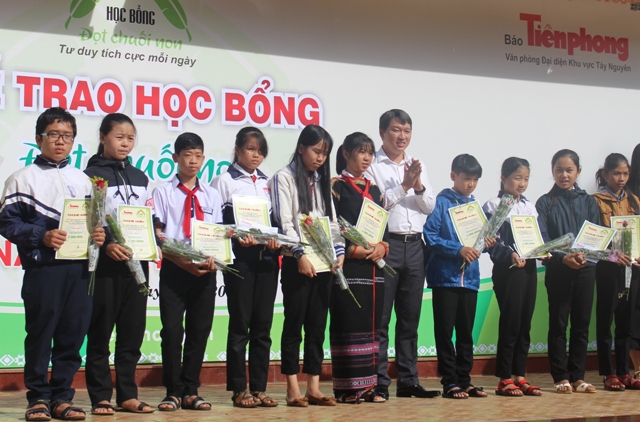 Báo Tiền Phong trao 97  suất học bổng “Đọt chuối non” cho học sinh nghèo vượt khó