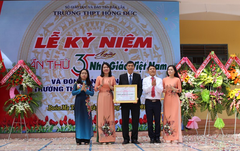 Trường THPT Hồng Đức nhận bằng công nhận chuẩn quốc gia