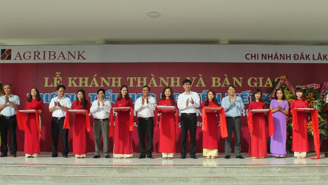 Agribank Đắk Lắk, tổ chức Lễ khánh thành và bàn giao Trường tiểu học Nguyễn Viết Xuân, công trình do Agribank tài trợ.