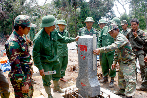 Khen thưởng các tập thể, cá nhân đã có nhiều thành tích trong công tác Phân giới cắm mốc (PGCM) từ năm 2014 đến nay.