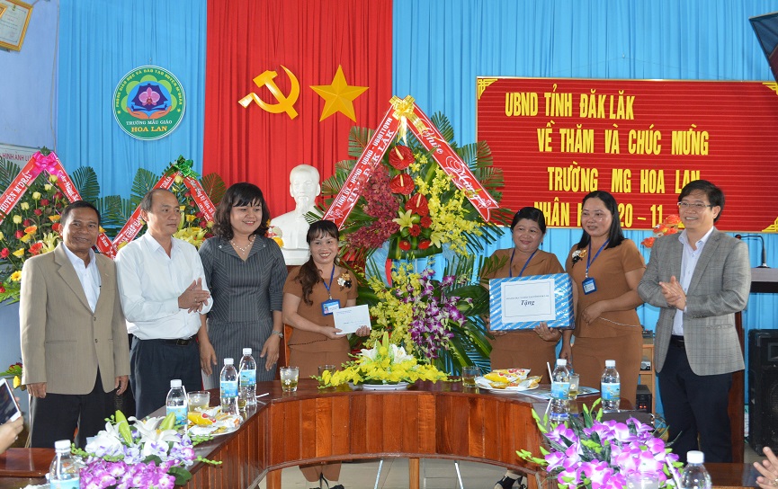 Lãnh đạo tỉnh thăm, tặng quà các cơ sở giáo dục trên địa bàn huyện M’Đrắk.