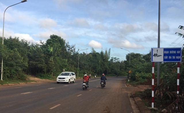 Huyện Cư M'gar cắm biển báo và làm vạch giảm tốc trên nhiều tuyến đường