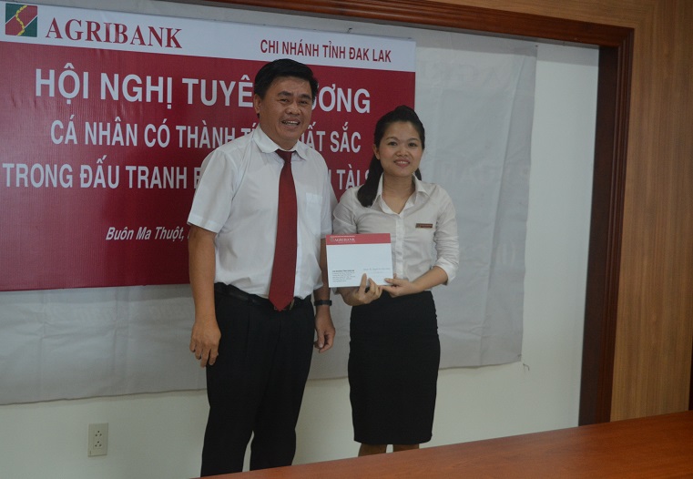 Agribank Đắk Lắk tuyên dương các cá nhân, tập thể có thành tích xuất sắc trong đấu tranh bảo vệ tài sản ở vụ cướp xảy ra tại Agribank chi nhánh Hòa Thắng.