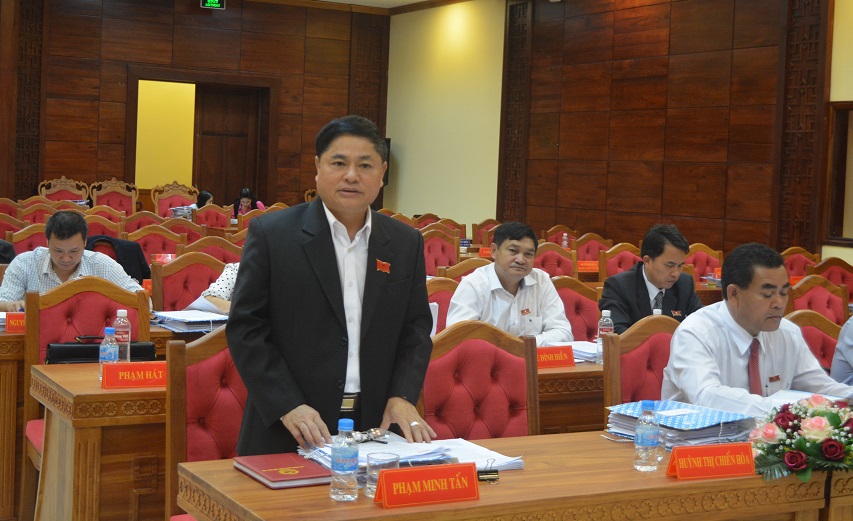 Đại biểu HĐND tỉnh thảo luận tổ về tình hình thực hiện nhiệm vụ phát triển KT-XH, đảm bảo QP-AN năm 2017 và phương hướng, nhiệm vụ năm 2018.