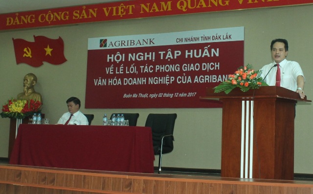 Agribank Đắk Lắk, tổ chức Hội nghị tập huấn về lề lối làm việc, tác phong giao dịch, văn hóa doanh nghiệp của Agribank cho cán bộ viên chức, người lao động.