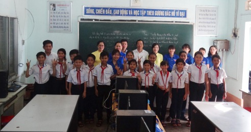 Ngân hàng Đầu Tư và Phát triển Việt Nam Chi nhánh Đắk Lắk tặng bàn vi tính cho Trường THCS Ngô Quyền