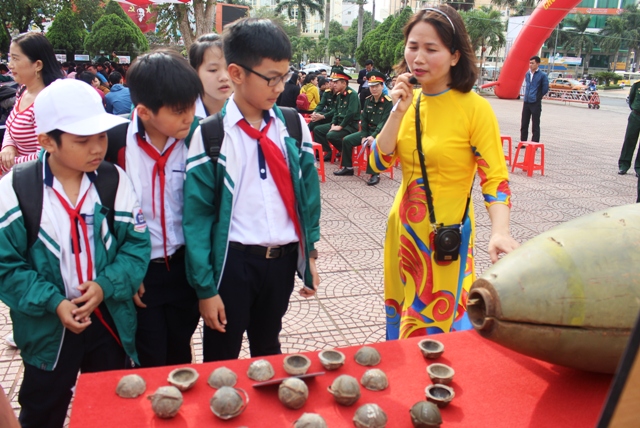 Trưng bày bom mìn, vật nổ sau chiến tranh