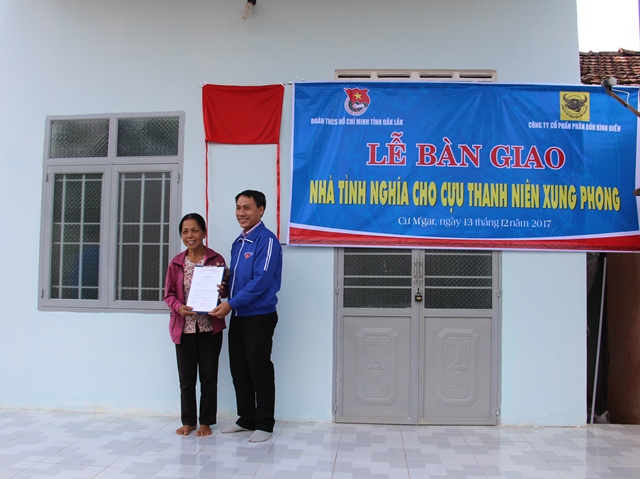 Bàn giao 9 căn nhà tình nghĩa tặng cựu thanh niên xung phong