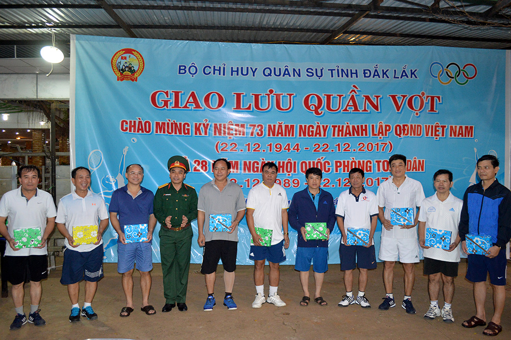 Bộ Chỉ huy Quân sự tỉnh: Giao lưu bắn súng quân dụng và quần vợt