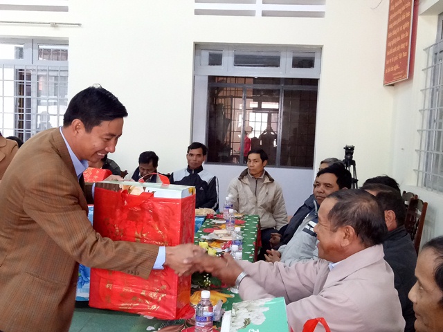 Huyện Cư M'gar tổ chức gặp mặt chức sắc, chức việc đạo Công giáo và đạo Tin lành nhân dịp lễ Noel năm 2017