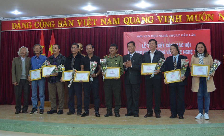 Hội Văn học nghệ thuật tỉnh tổng kết công tác Hội và trao giải thưởng văn học nghệ thuật năm 2017.