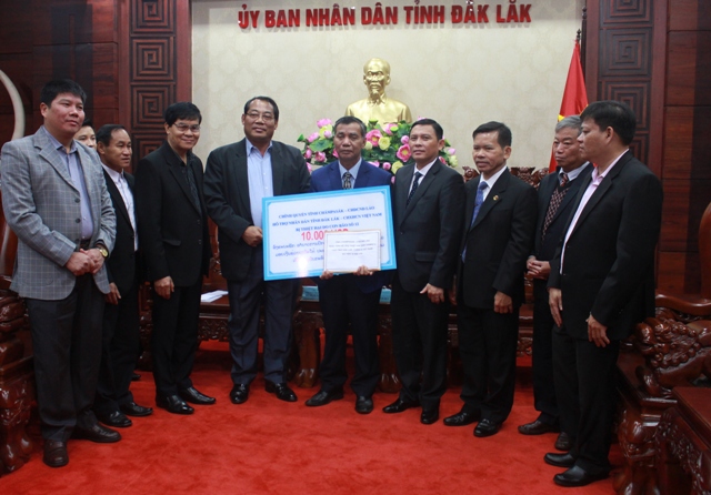 Tỉnh Chămpasắk- Lào hỗ trợ Đắk Lắk 10 nghìn USD khắc phục hậu quả cơn bão số 12.