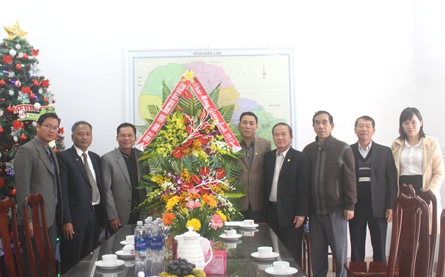 Thường trực UBND tỉnh thăm, chúc mừng các tổ chức tôn giáo nhân dịp Lễ Giáng sinh năm 2017