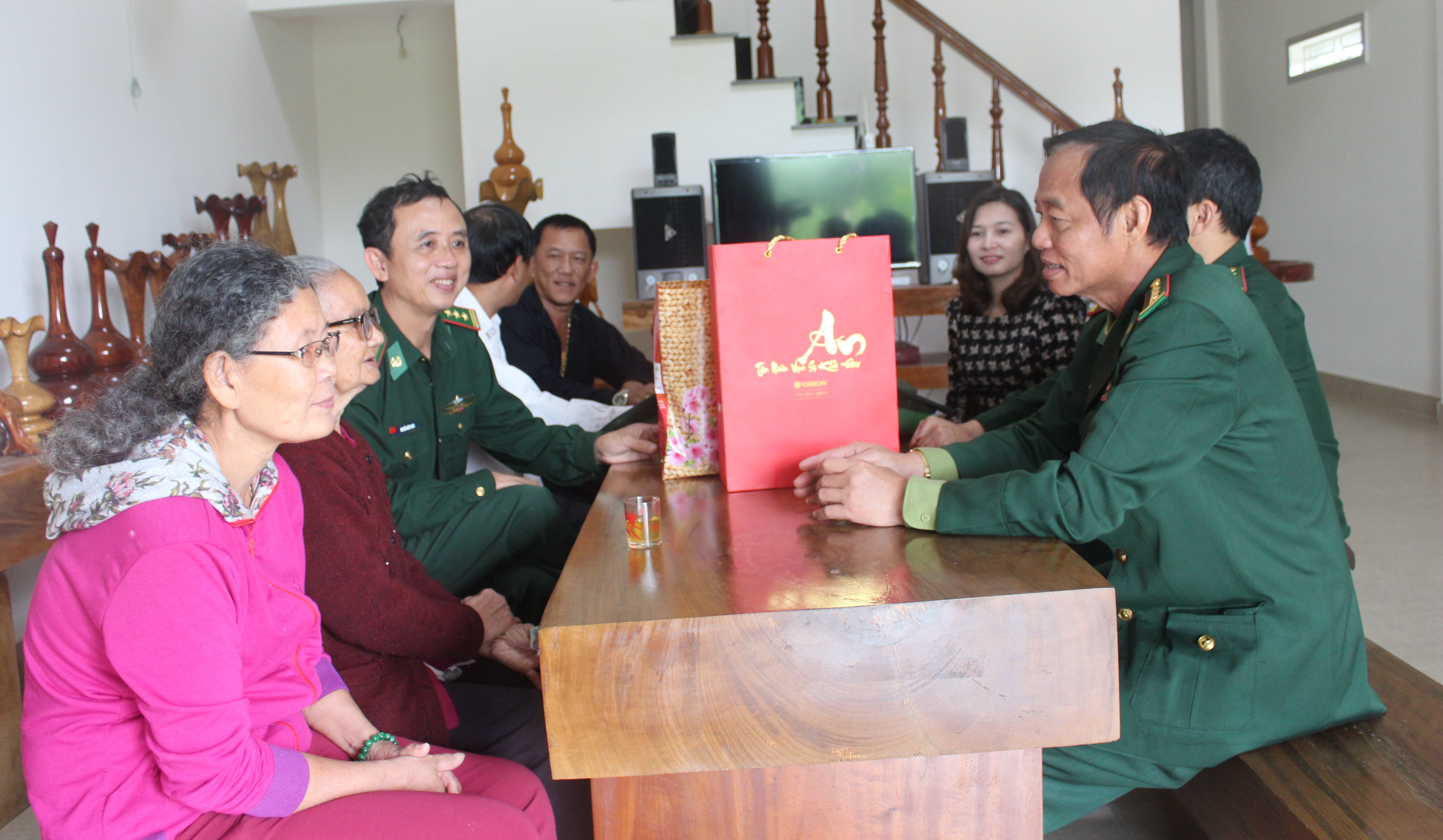 Bộ Chỉ huy Bộ đội Biên phòng tỉnh Đắk Lắk thăm và tặng quà Mẹ Việt Nam Anh hùng