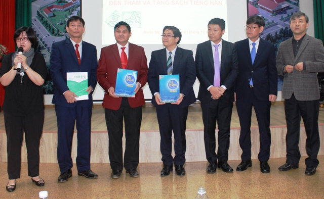 Dak Lak Students Granted Korean Books
