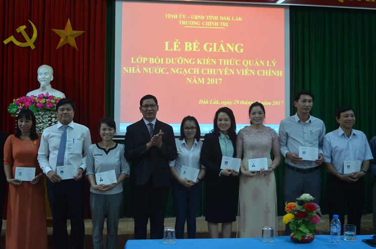 Bế giảng lớp bồi dưỡng kiến thức quản lý nhà nước, ngạch chuyên viên chính năm 2017.