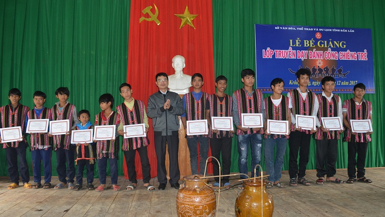 Bế giảng lớp truyền dạy đánh cồng chiêng trẻ tại huyện Krông Bông năm 2017.