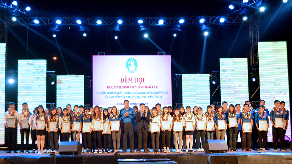 Hàng ngàn học sinh, sinh viên tham gia “Đêm hội Học sinh – Sinh viên” tỉnh Đắk Lắk năm 2018