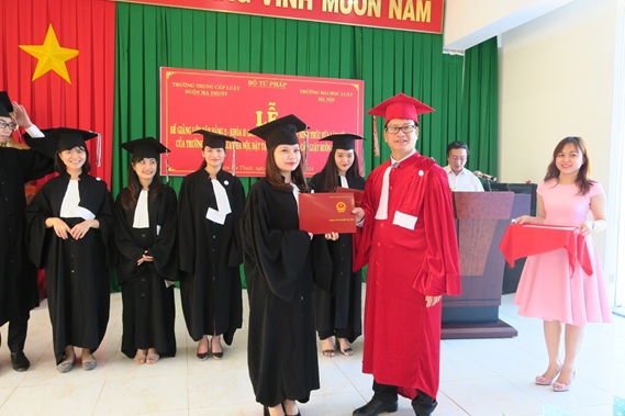 Trường Đại học Luật Hà Nội tổ chức Bế giảng Lớp đại học luật văn bằng 2, khóa II mở tại Trường Trung cấp Luật Buôn Ma Thuột