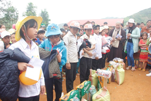 Trao tặng 200 suất quà tết cho các em học sinh nghèo