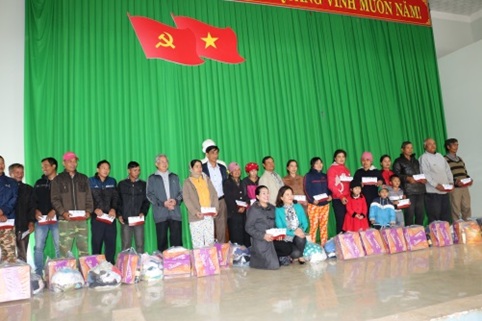 Tặng quà tết 2018 cho buôn làng