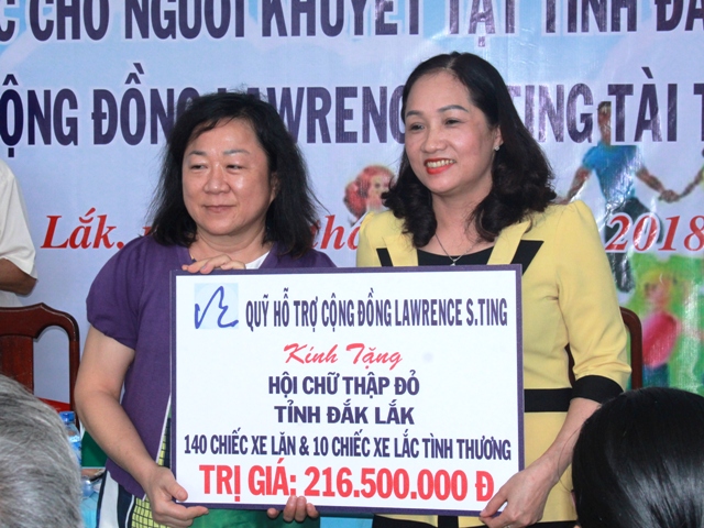 Quỹ Lawrence S.Ting TP Hồ Chí Minh trao tặng 150 xe lăn, xe lắc cho người khuyết tật.